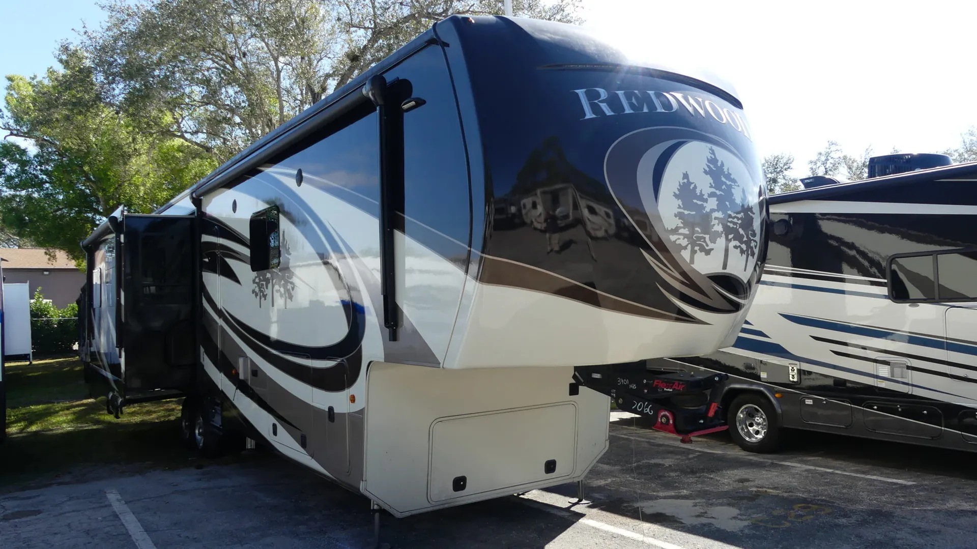 2017 Crossroads RV Redwood 3901MB - Photo 2