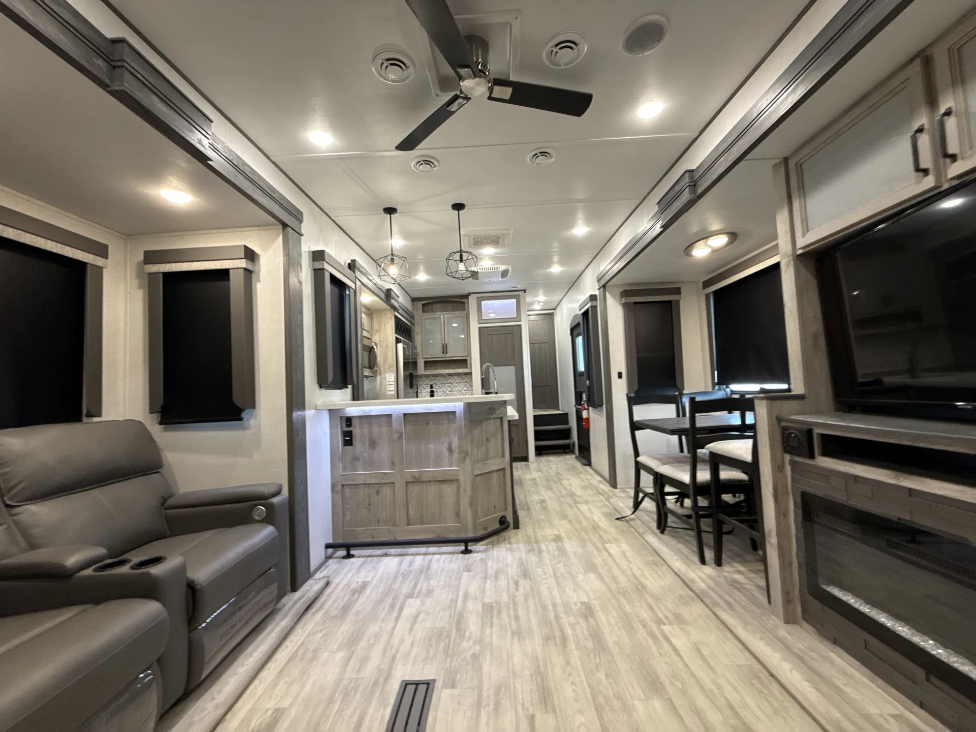 2024 Keystone Avalanche 338GK — living area main