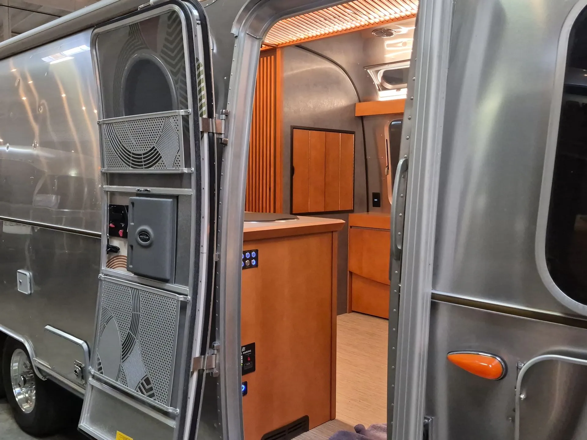 2027 Airstream Frank Lloyd Wright 28RB - Photo 4