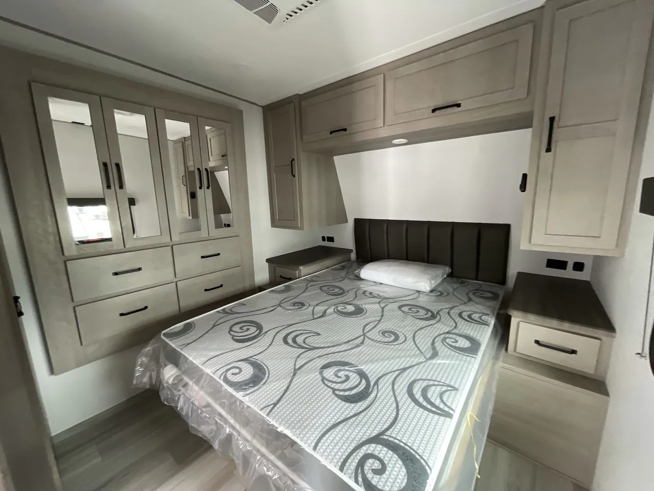 2026 Grand Design Momentum G-Class 27G - Photo 2