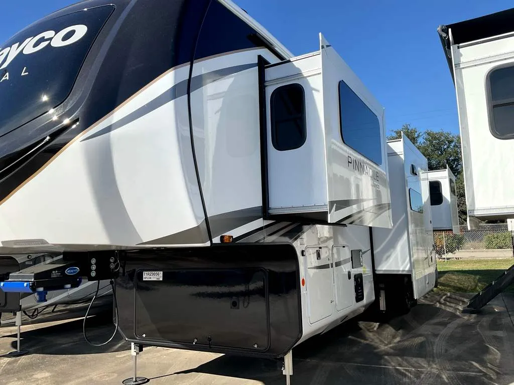2026 Jayco Pinnacle 39FLOK - Photo 3