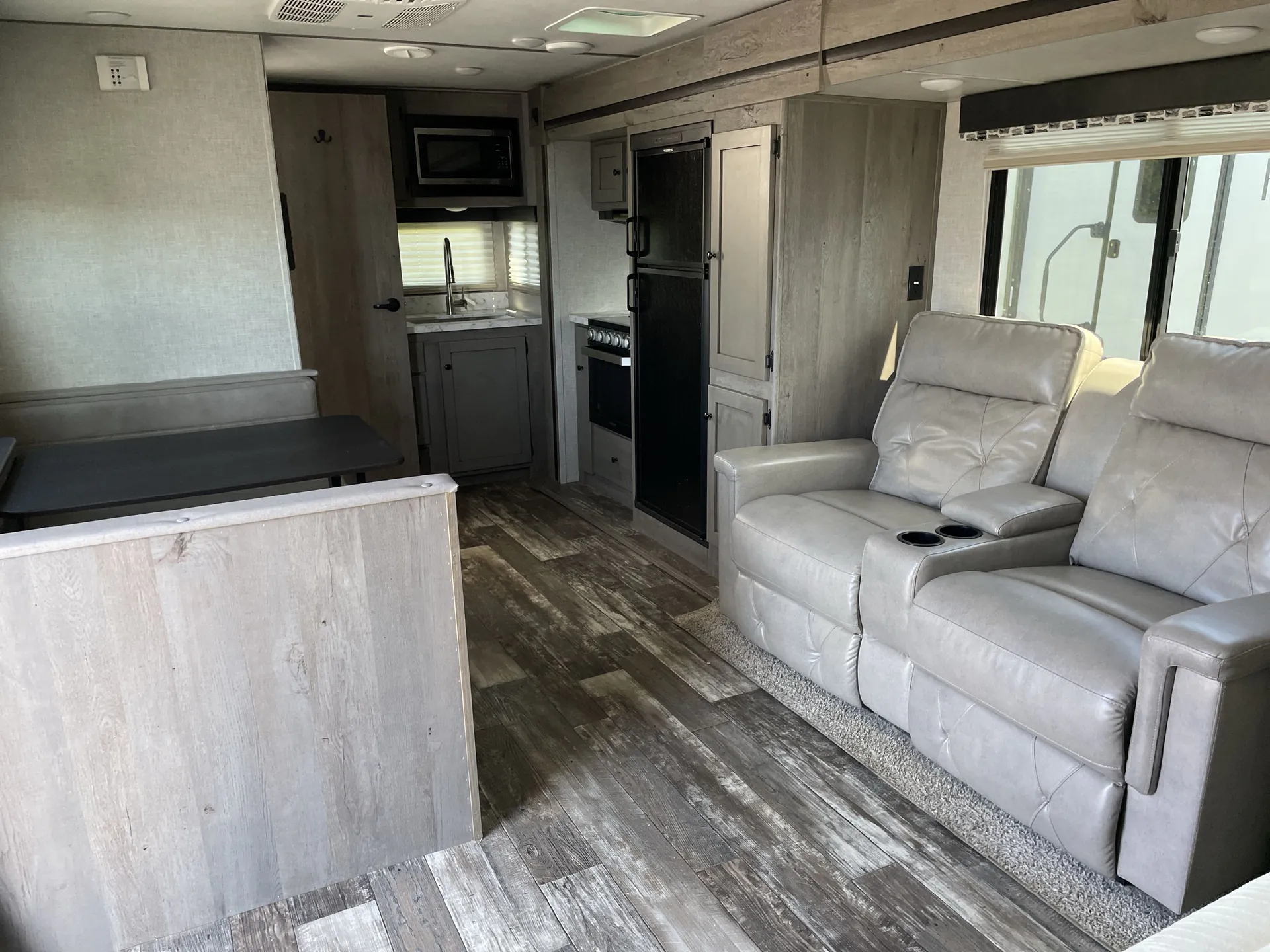 2019 Keystone Outback Ultra-Lite 221UMD — living area main