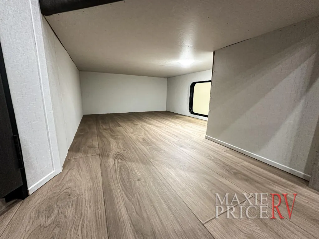 2027 East to West Della Terra 280BH, Photos photo 12
