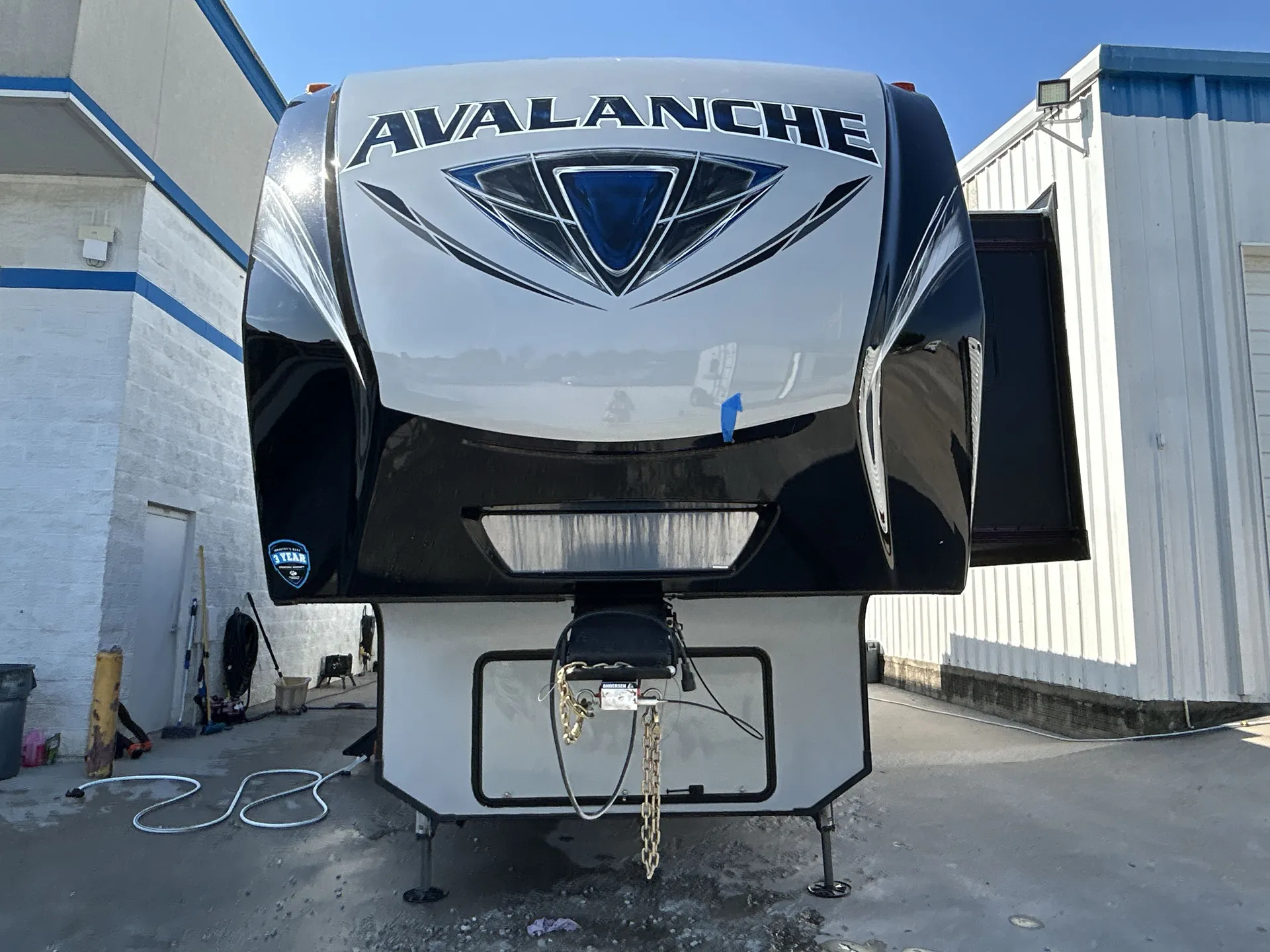2018 Keystone Avalanche 300RE — front