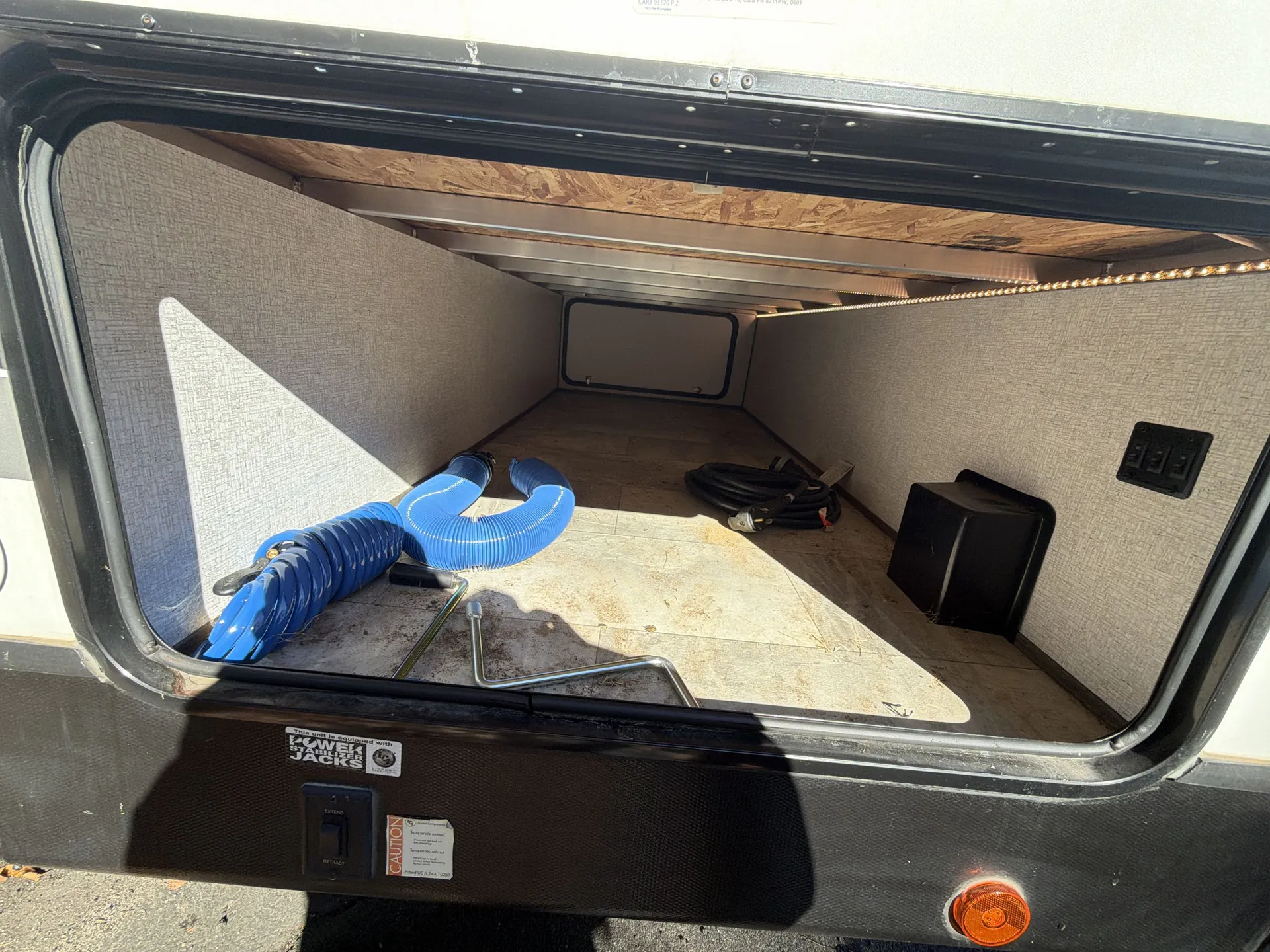 2021 Dutchmen Kodiak Ultra-Lite 283BHSL — living area main