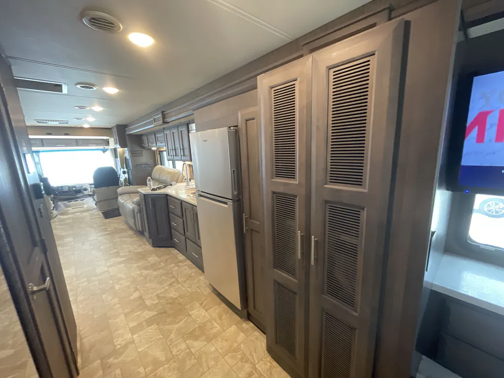 2021 Thor Motor Coach Challenger 35MQ, Photos photo 18