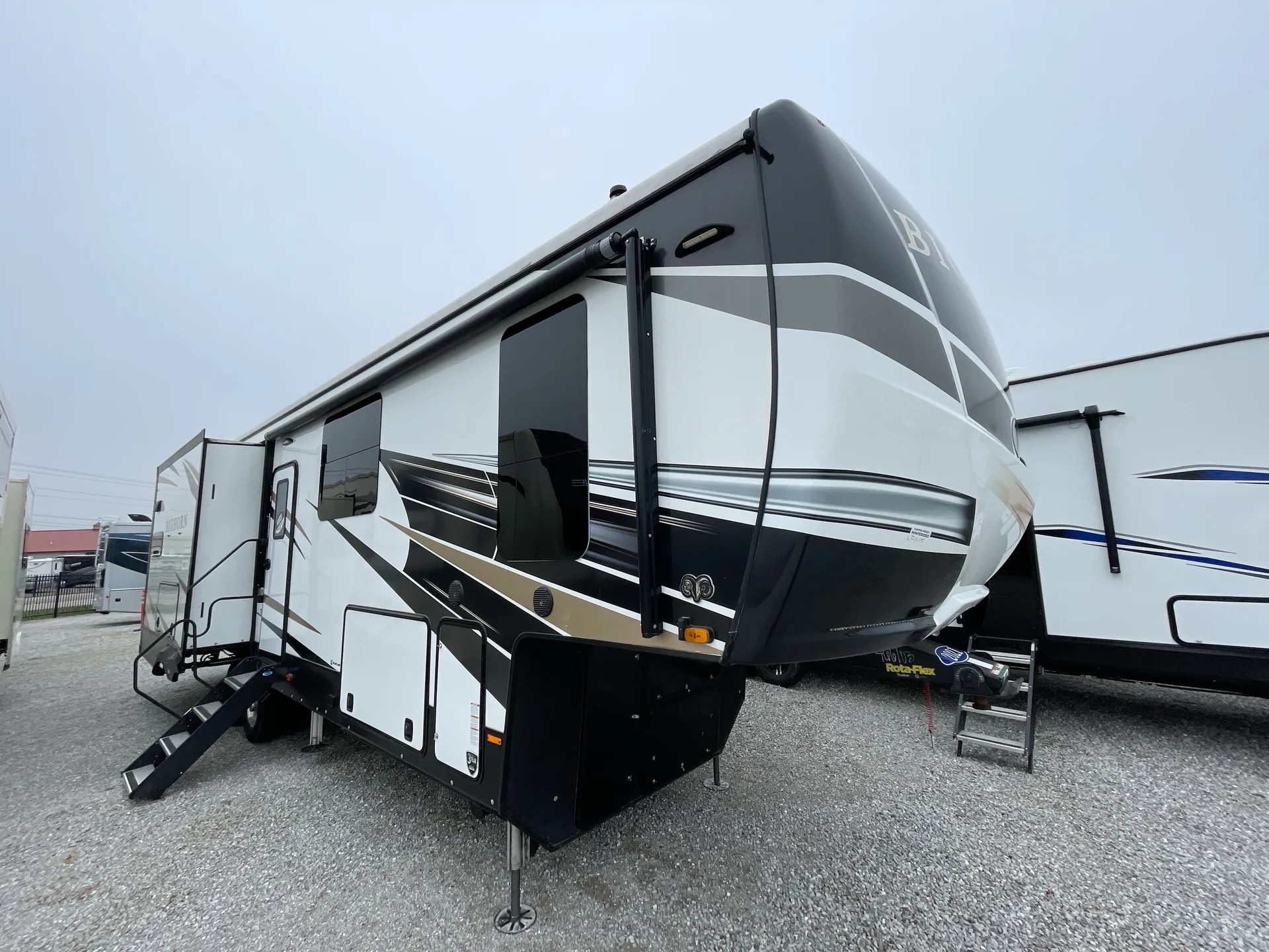 2021 Heartland Bighorn 3120RK - Photo 2
