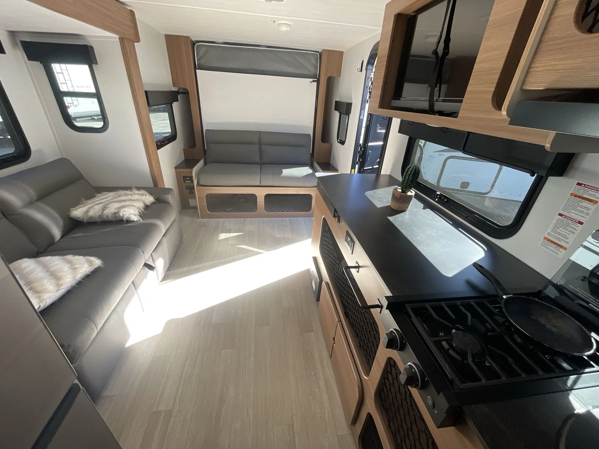 2025 Keystone Reign 18RB — living area main