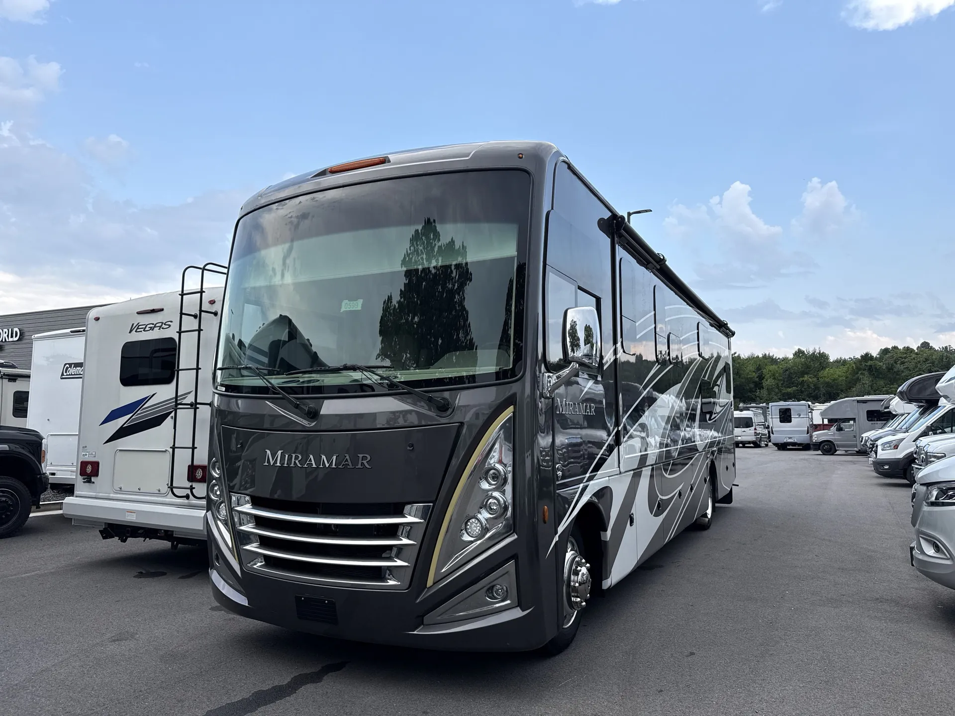 2022 Thor Motor Coach Miramar 34.6 - Photo 2