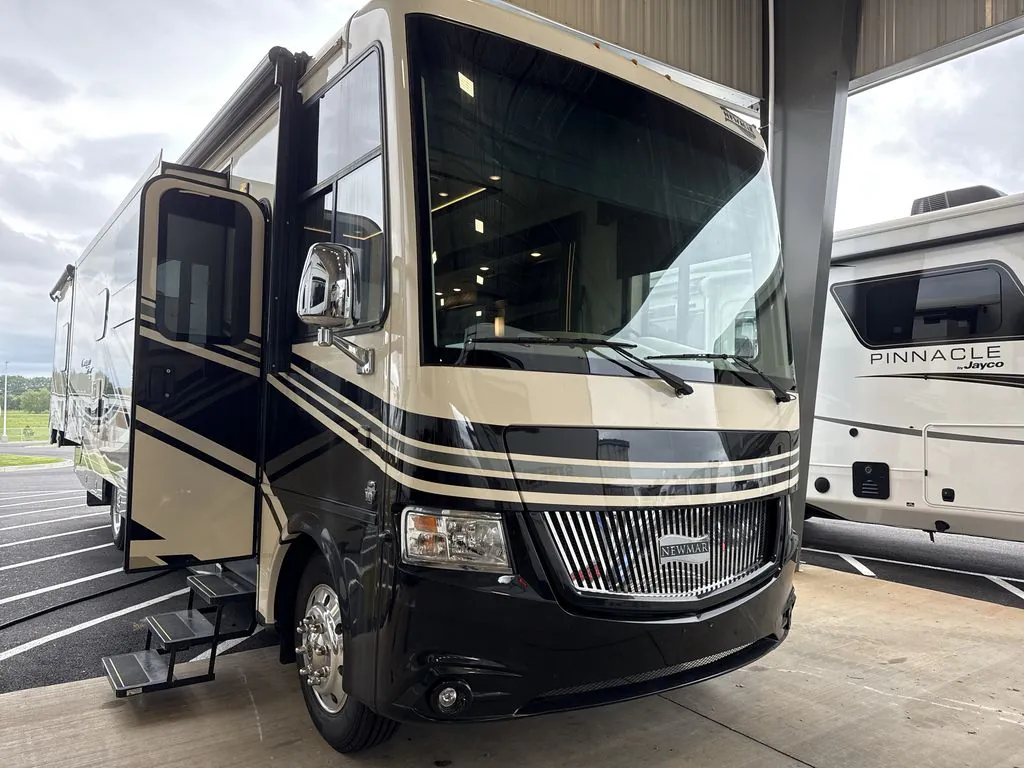 2019 Newmar Canyon Star 3722 - Photo 2