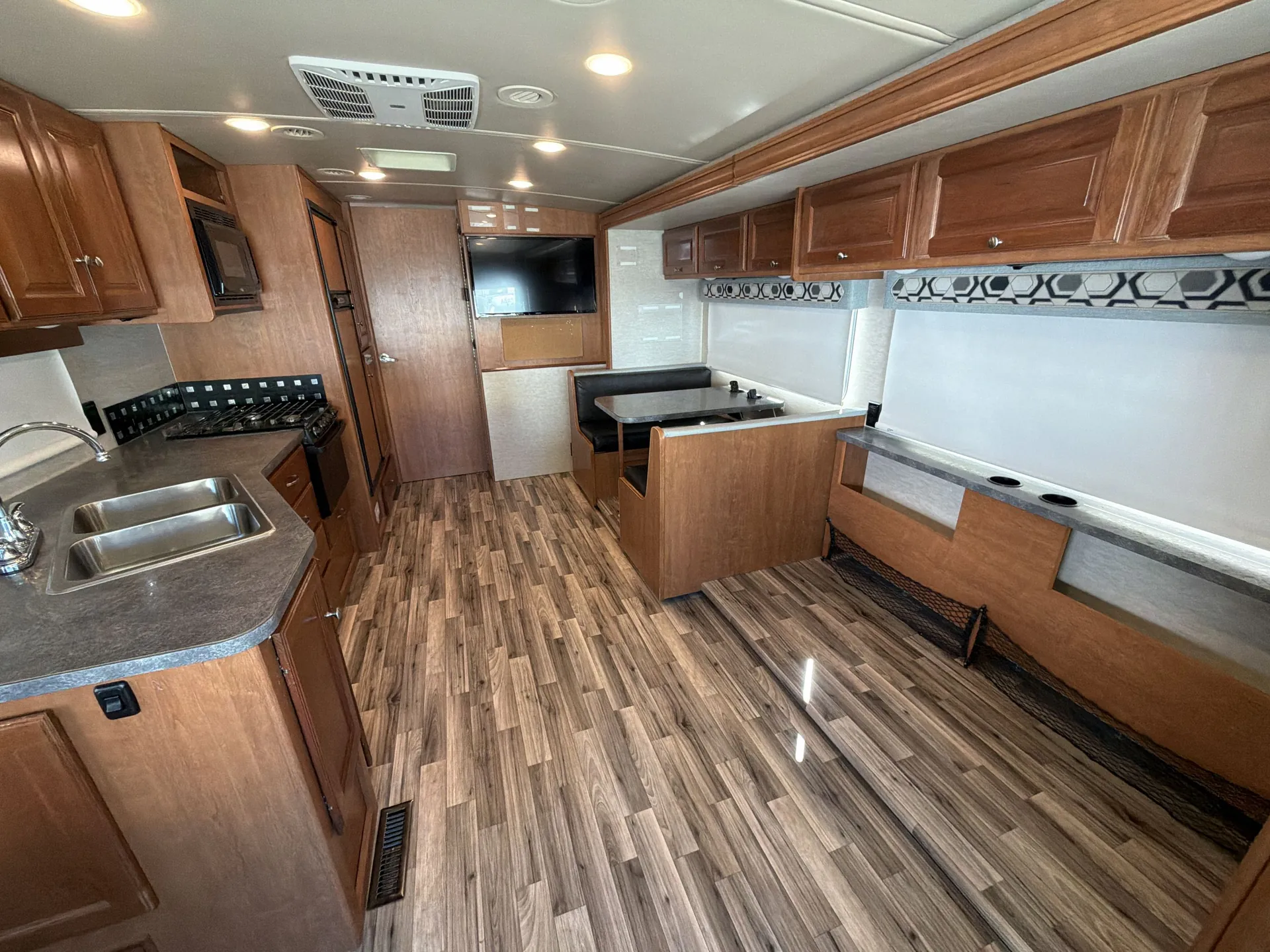 2018 Winnebago Vista 32YE — living area main