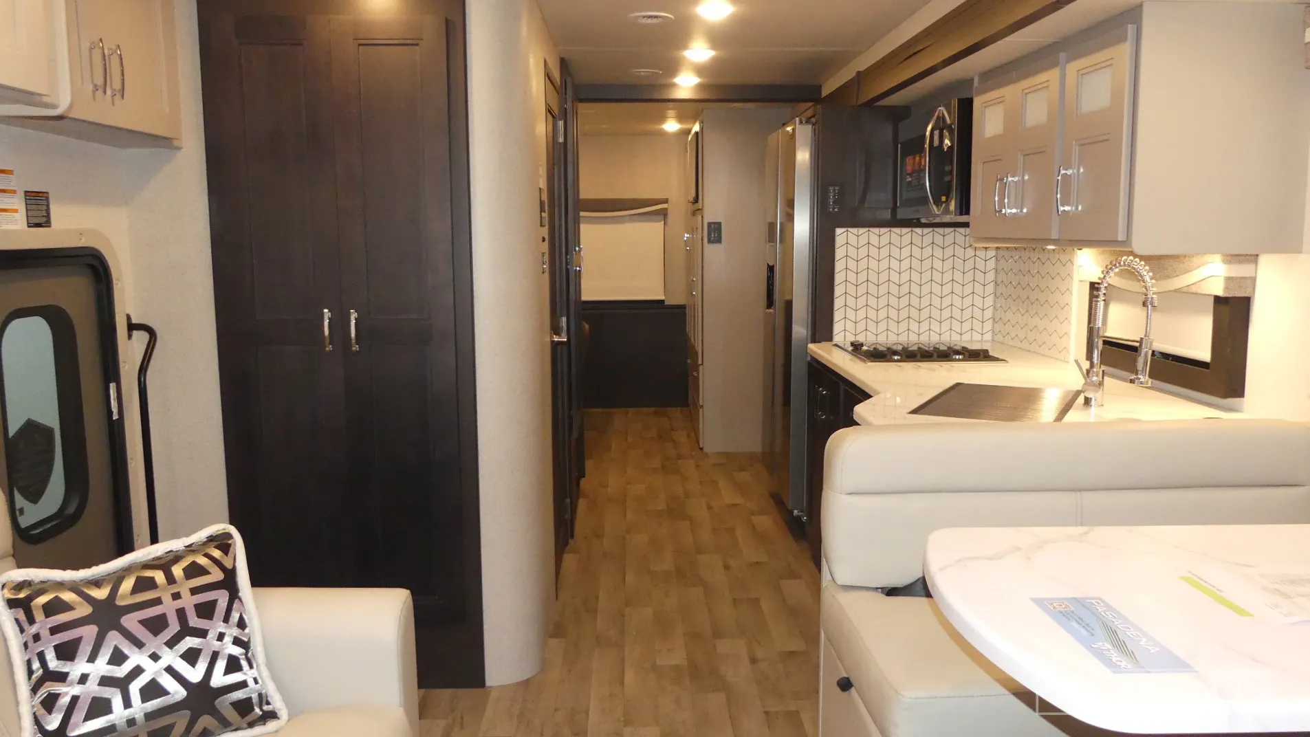 2026 Thor Motor Coach Pasadena 34XG - Photo 3