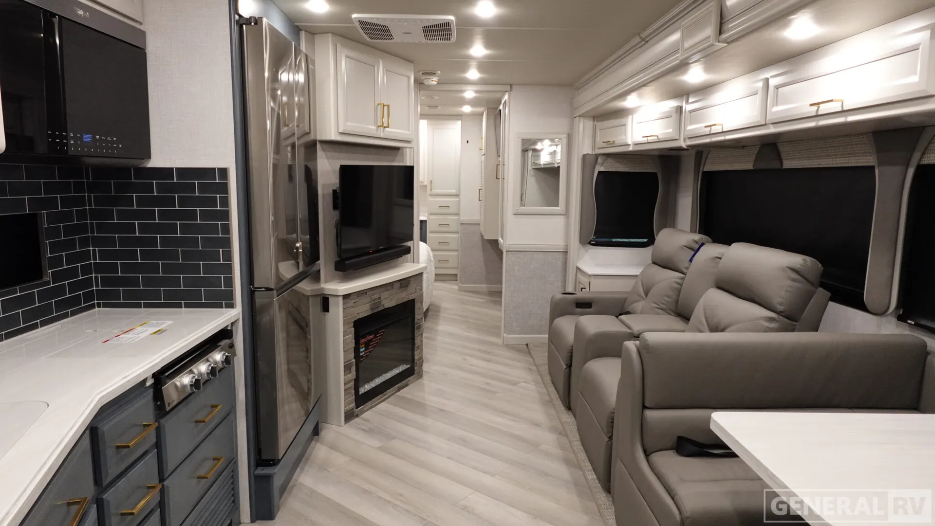 2026 Fleetwood Bounder 35K - Photo 3