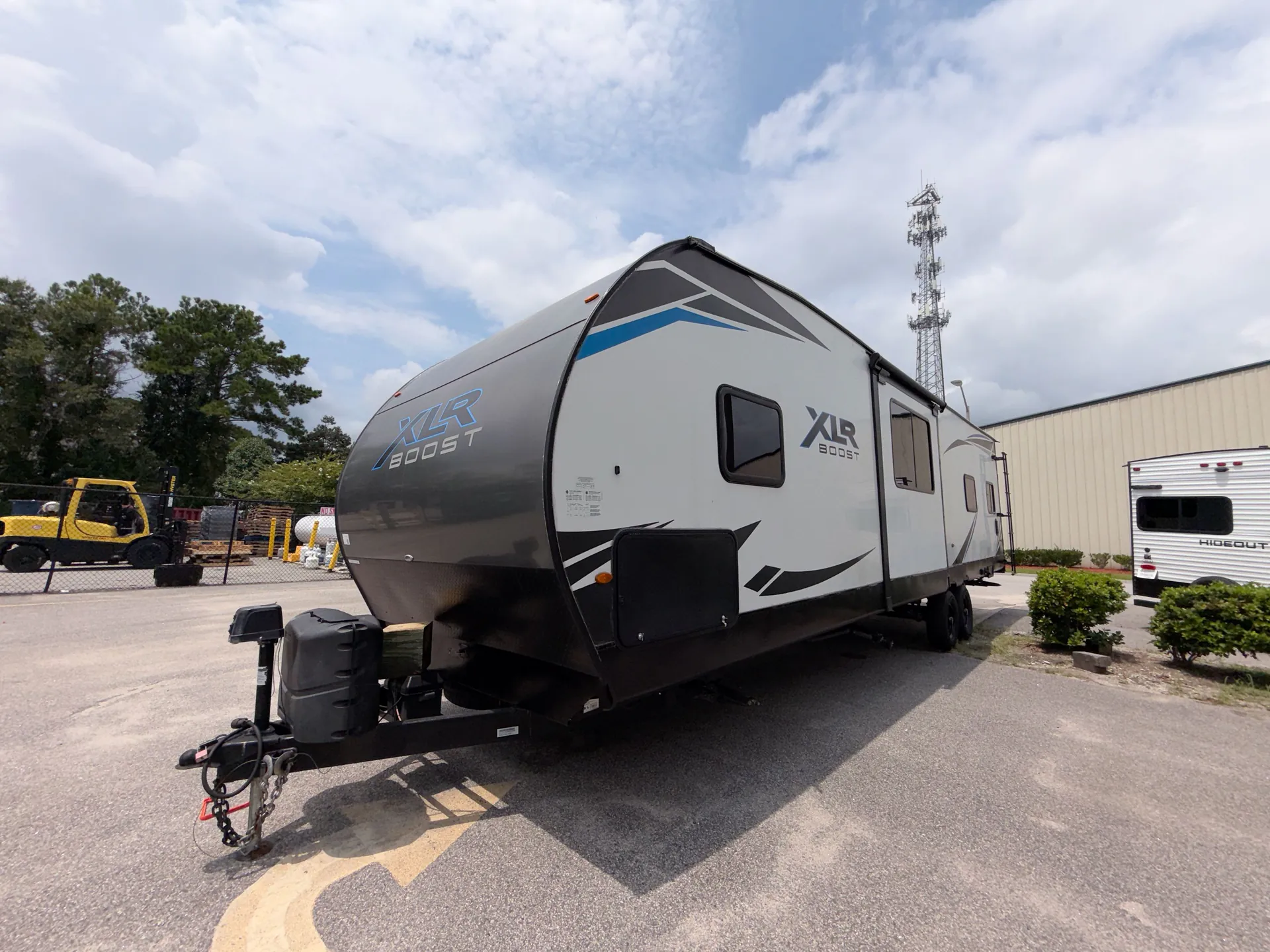 2022 Forest River XLR Boost 31QB — off campside