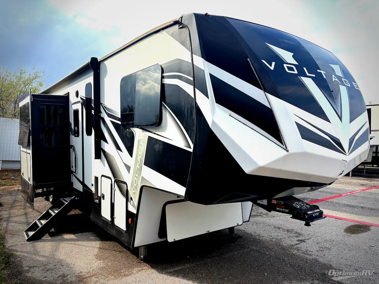 2022 Dutchmen Voltage 4135 dealer photo 1 from Optimum RV