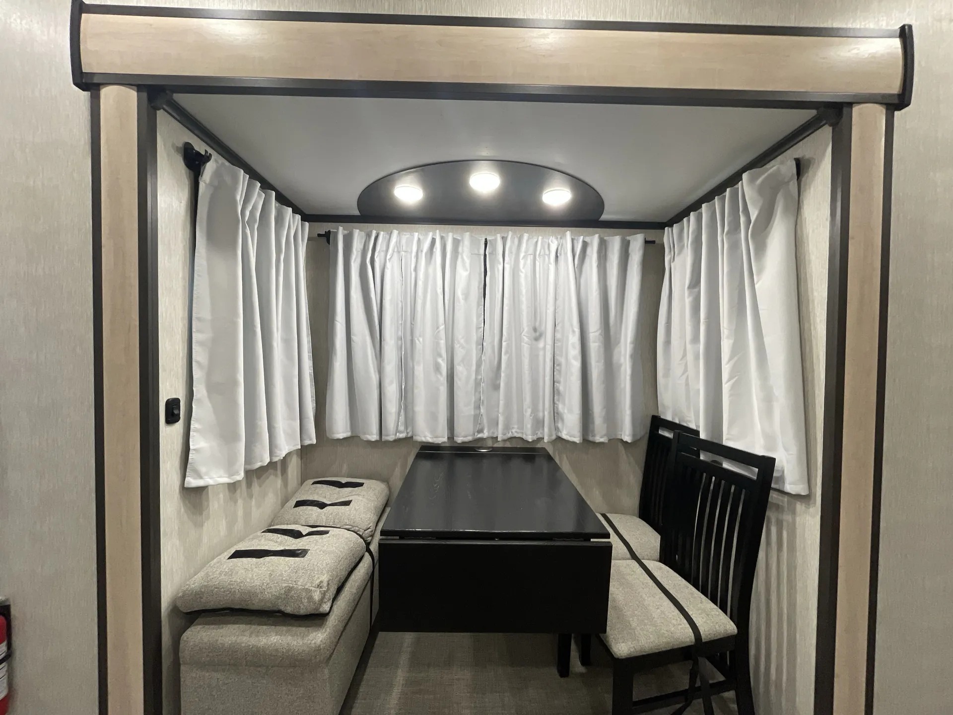 2023 crossroads Cameo 3975CK — living area main