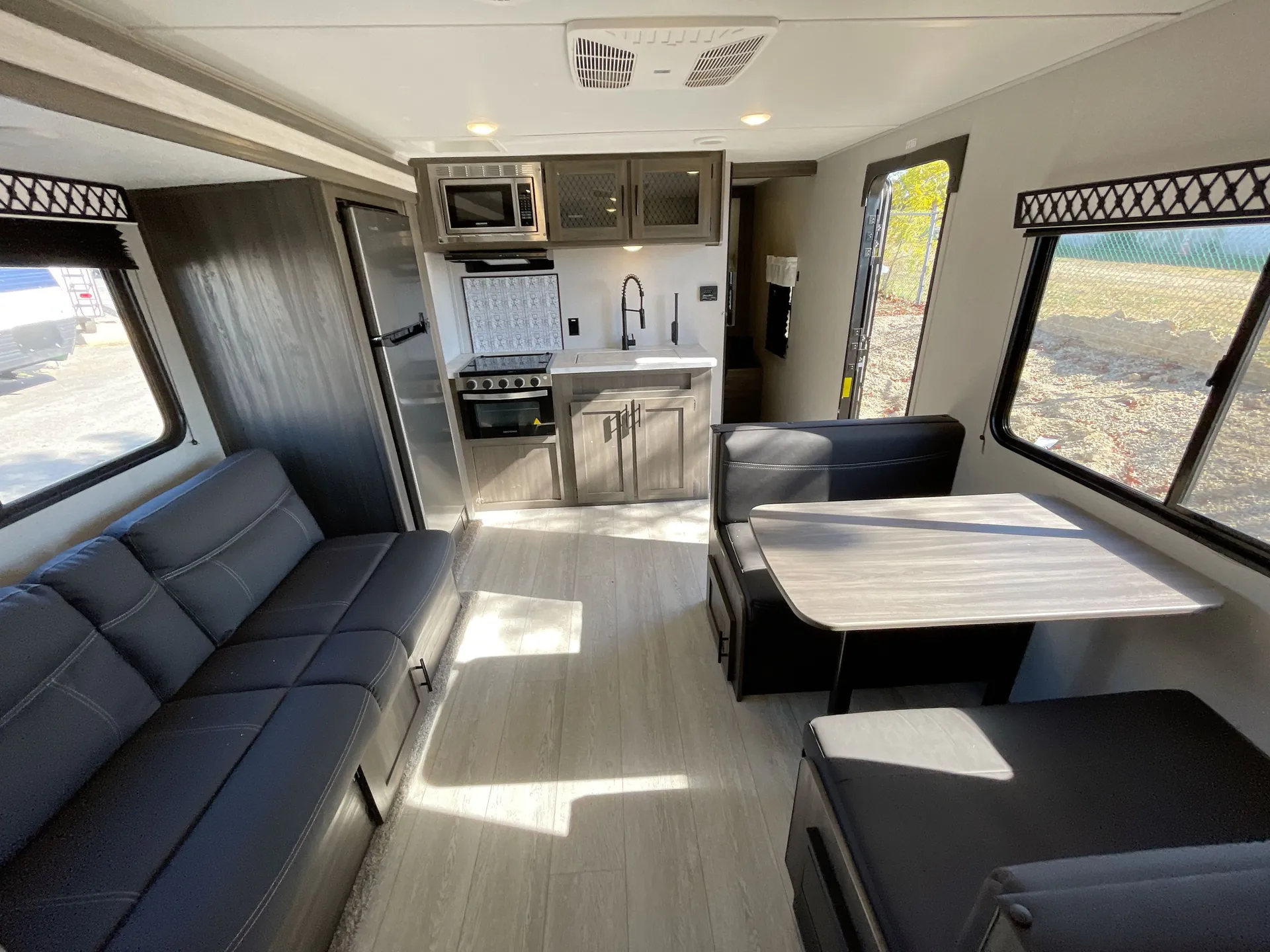 2022 Shasta Shasta 25RS — living area main