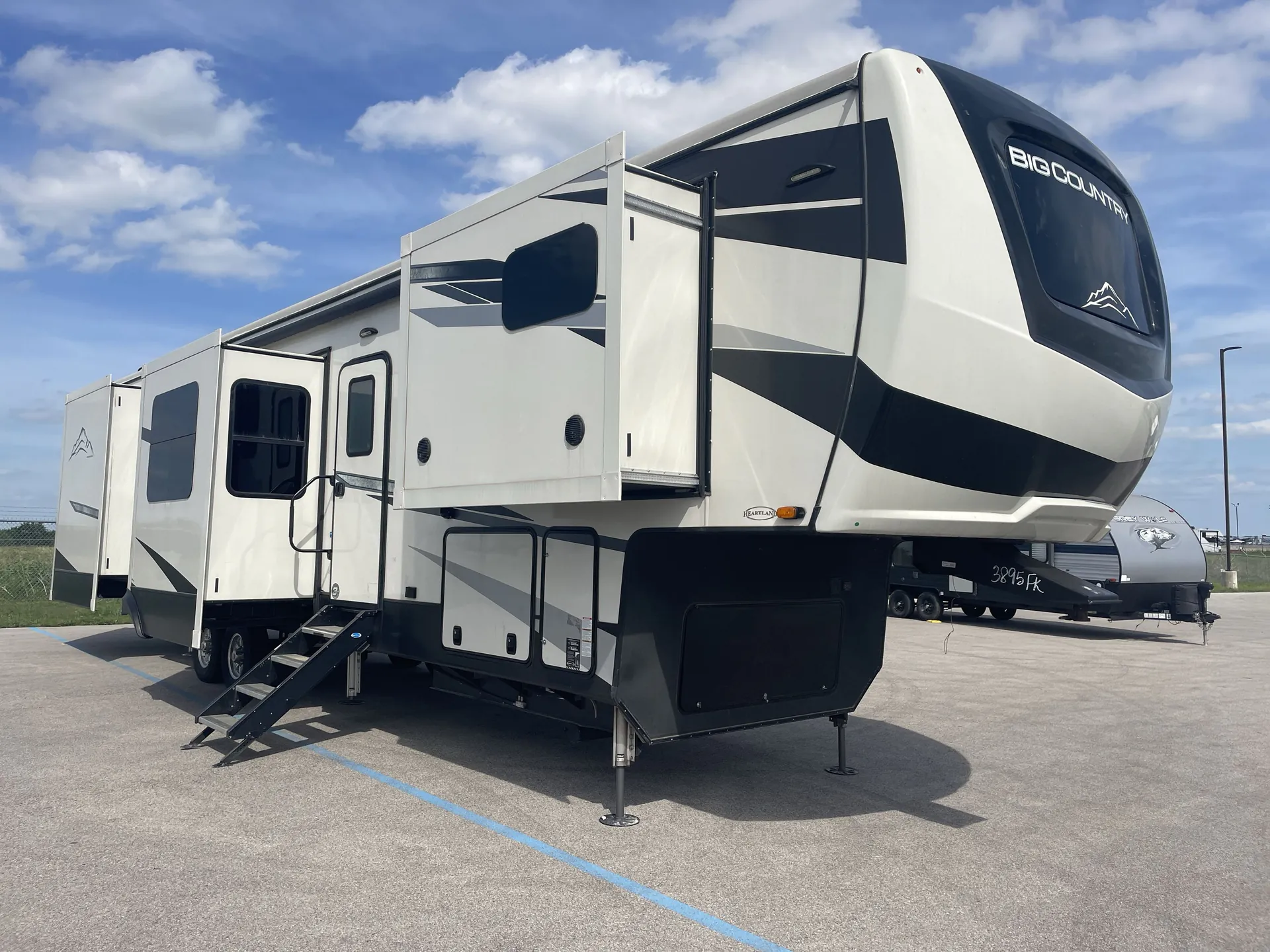 2021 Heartland Big Country 3895FK - Photo 2