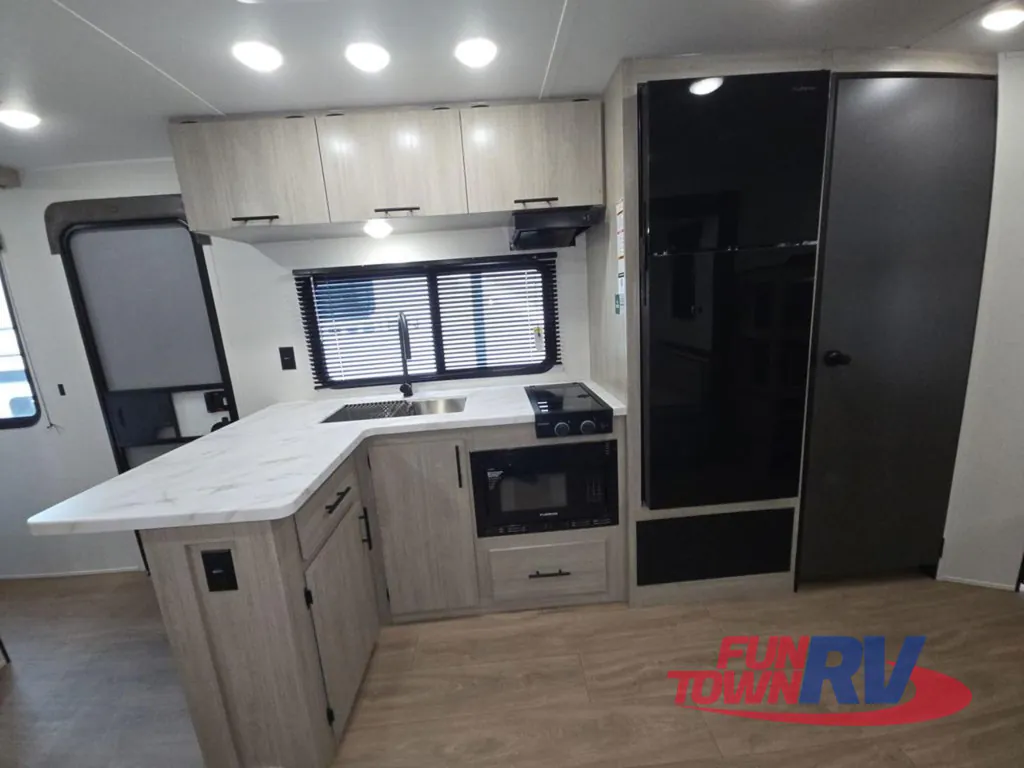 2027 East to West Della Terra 280BH, Photos photo 9
