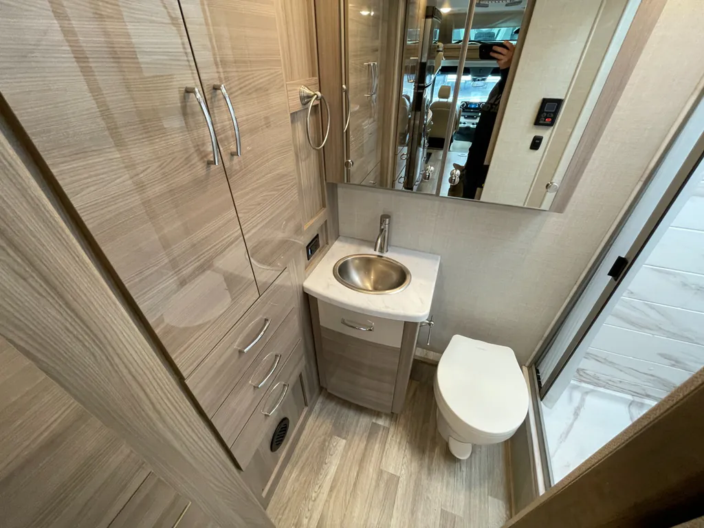 2024 Thor Motor Coach Tiburon 24FB, Photos photo 3