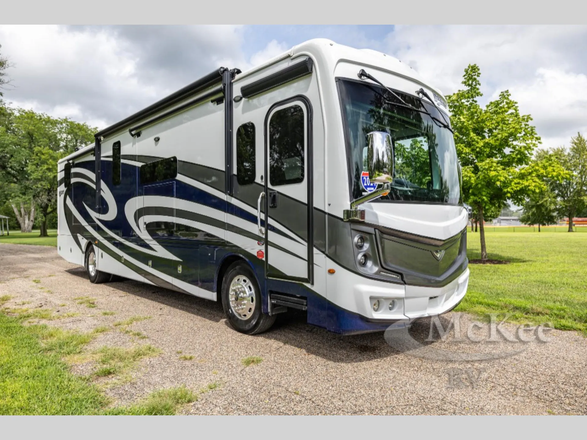 2024 Fleetwood Discovery 38N - Photo 2
