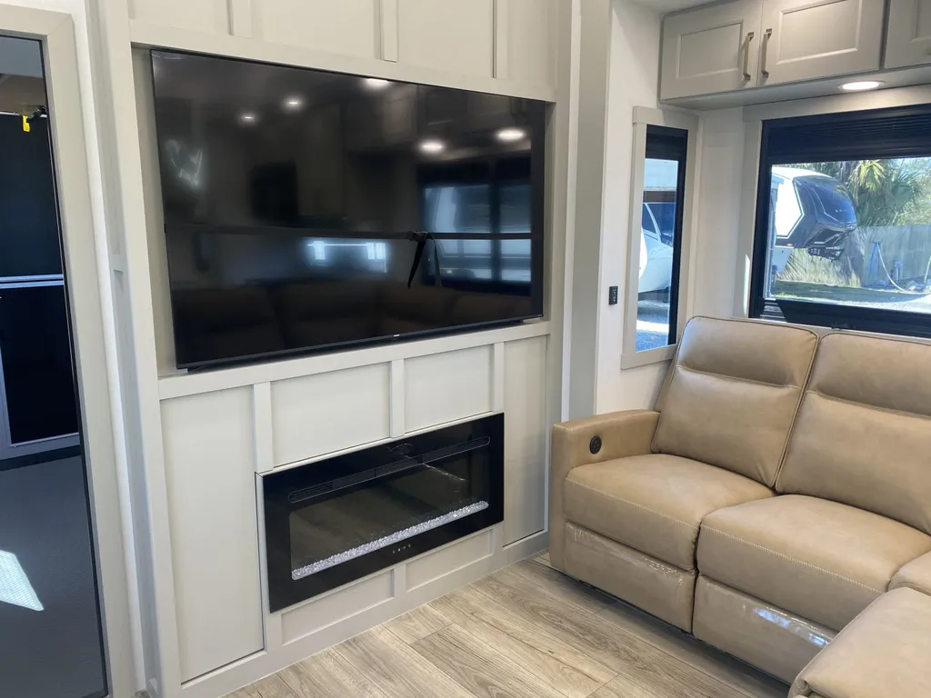 2026 Brinkley Model G 4150, Photos photo 9