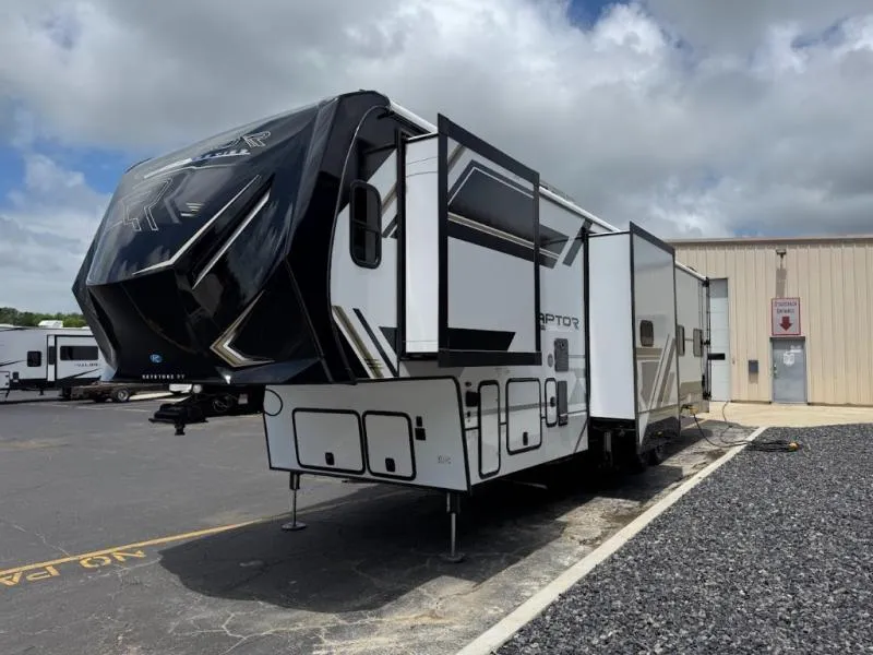 2025 Keystone Raptor Carbon Series 363 - Photo 4