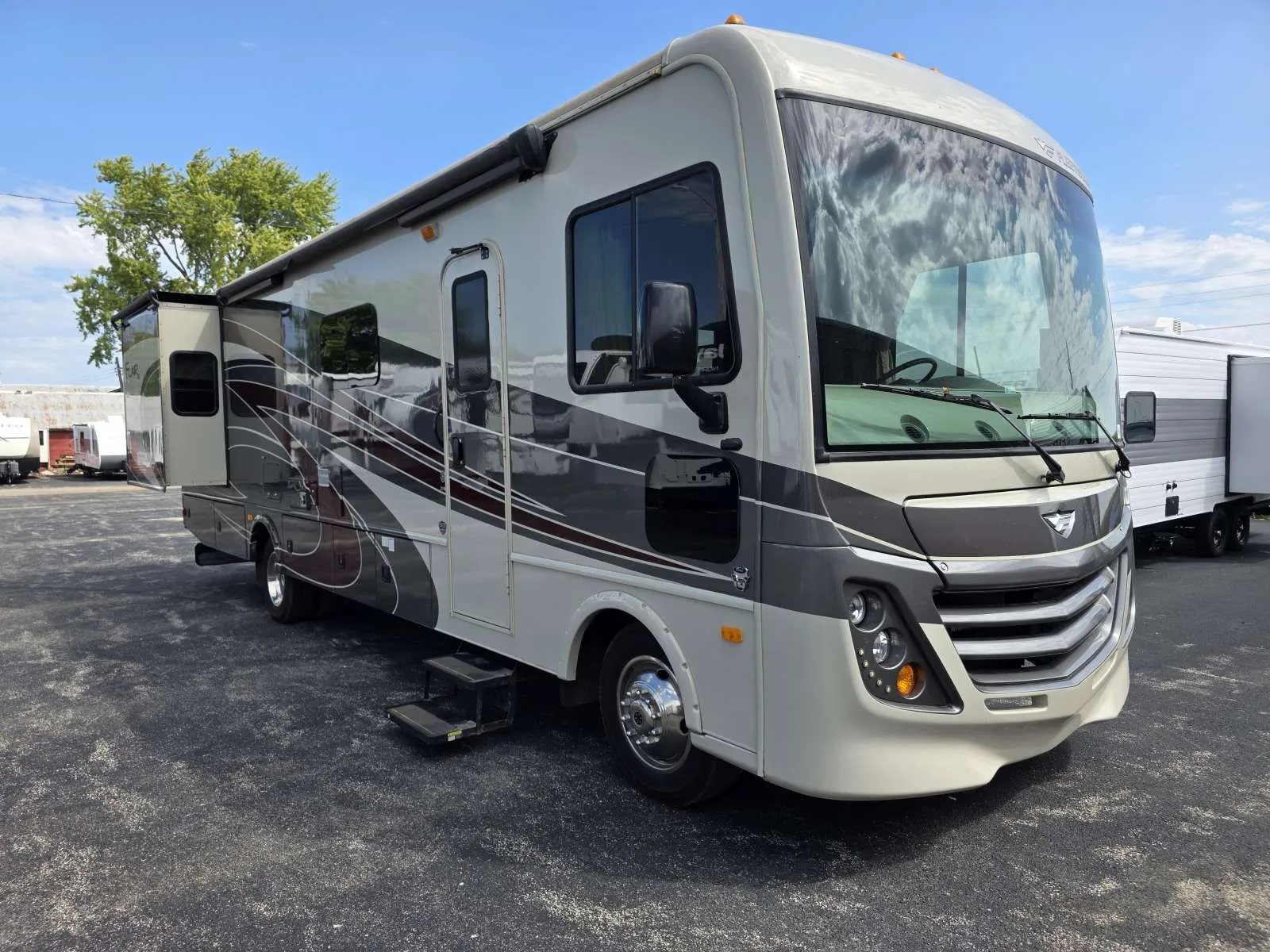2018 Fleetwood Flair 31W - Photo 2