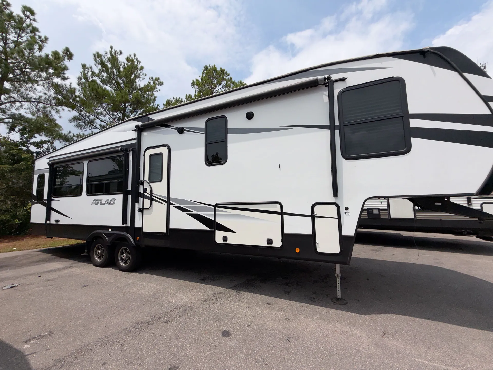 2021 Dutchmen Atlas 3172RLKB — living area main