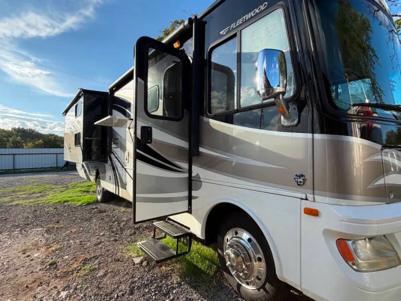 2015 Fleetwood Bounder 36H - Photo 3