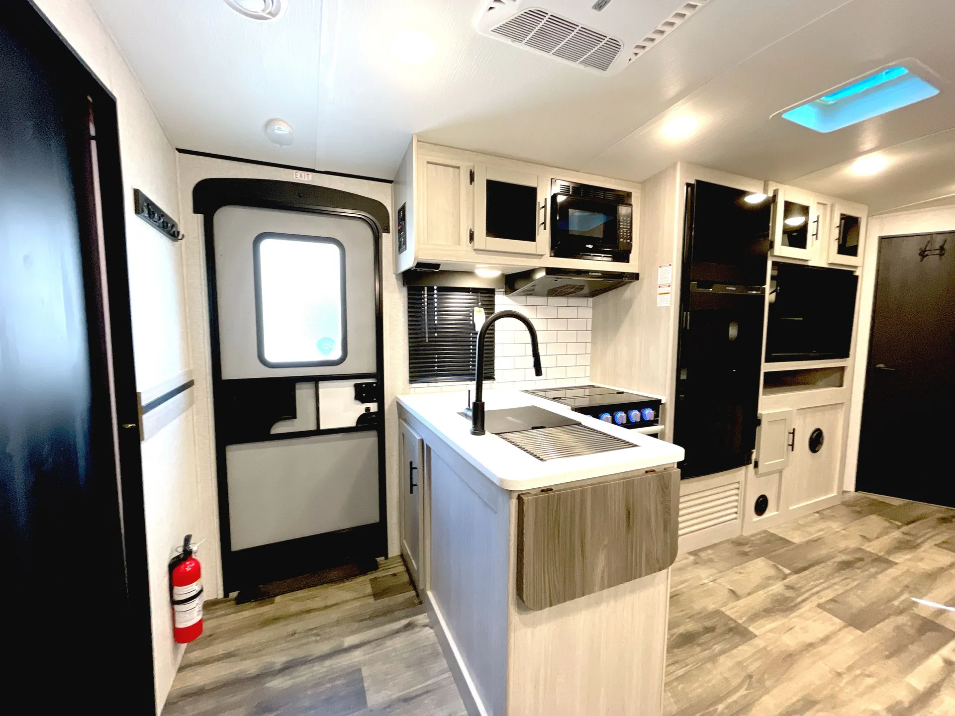2024 CrossRoads Sunset Trail Super Lite SS272BH — living area main