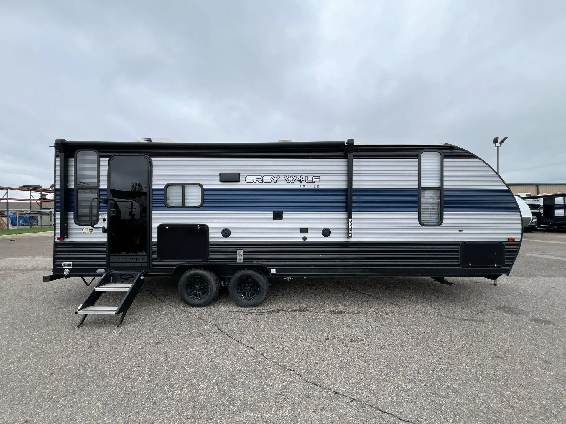 2022 Forest River Cherokee Grey Wolf 23MK — campside