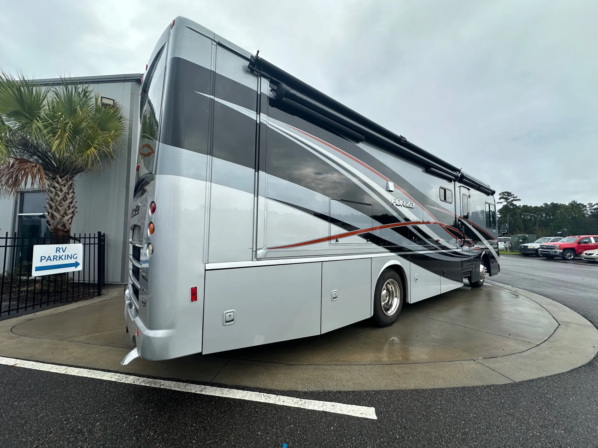 2017 Winnebago Forza 34T - Photo 4