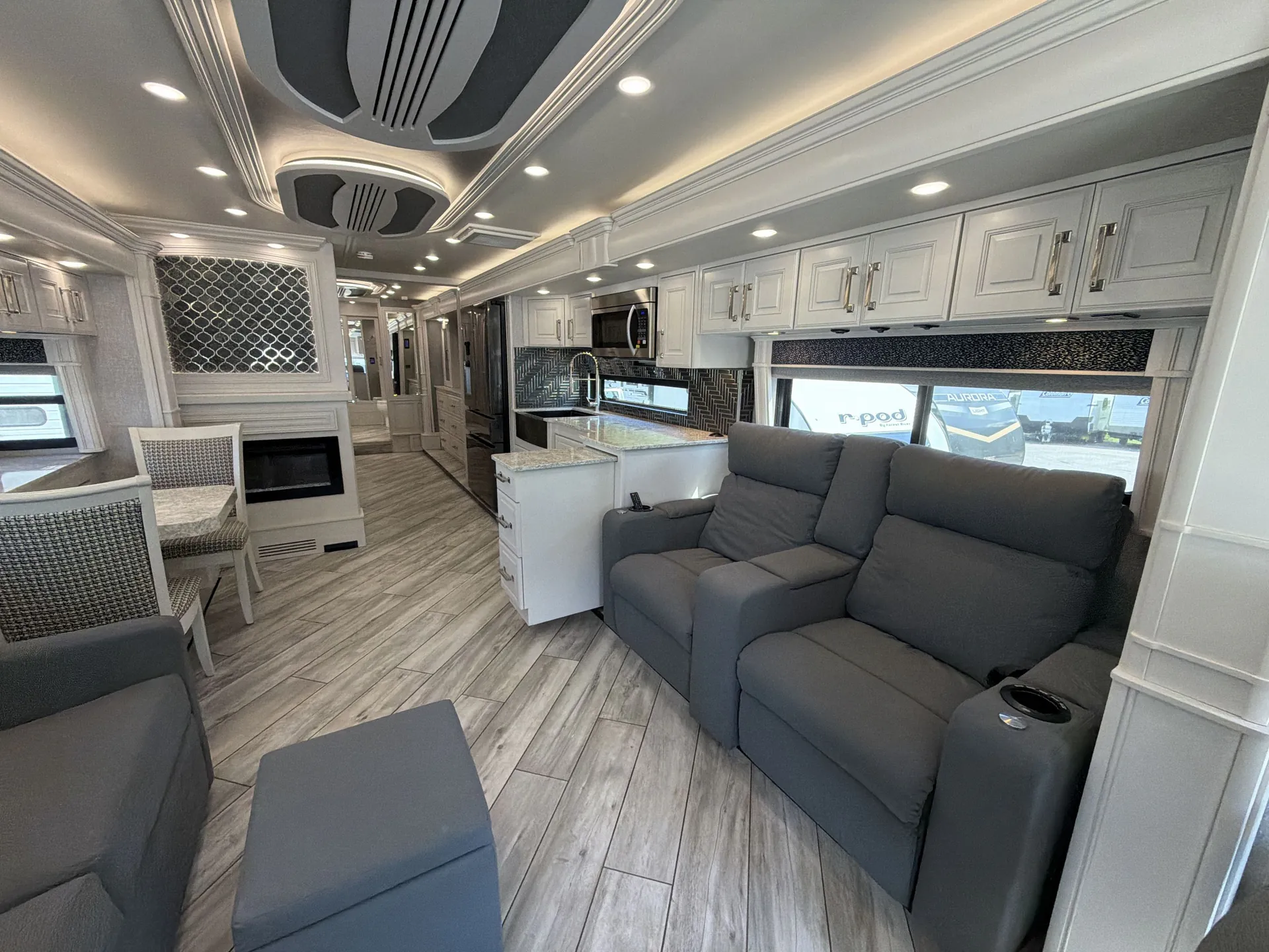 2022 American Coach American Dream 42Q — living area main