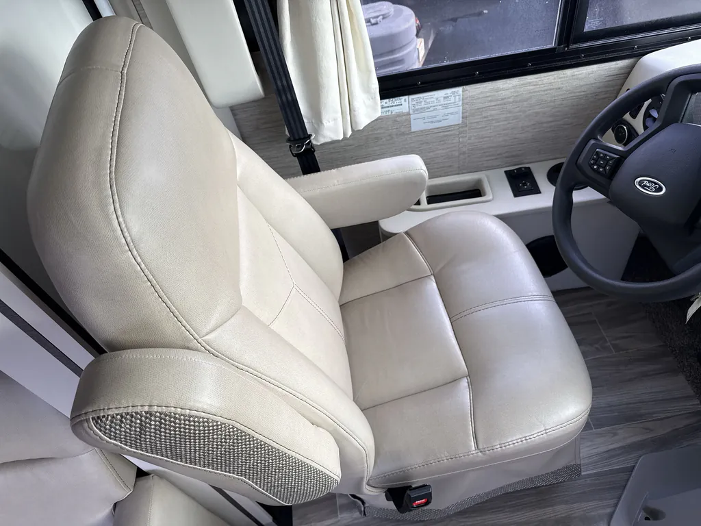 2023 Thor Motor Coach Vegas 24.3, Photos photo 2