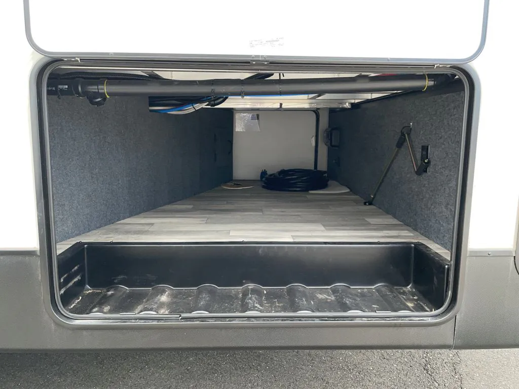 2025 Shasta Phoenix 336RL - Photo 4