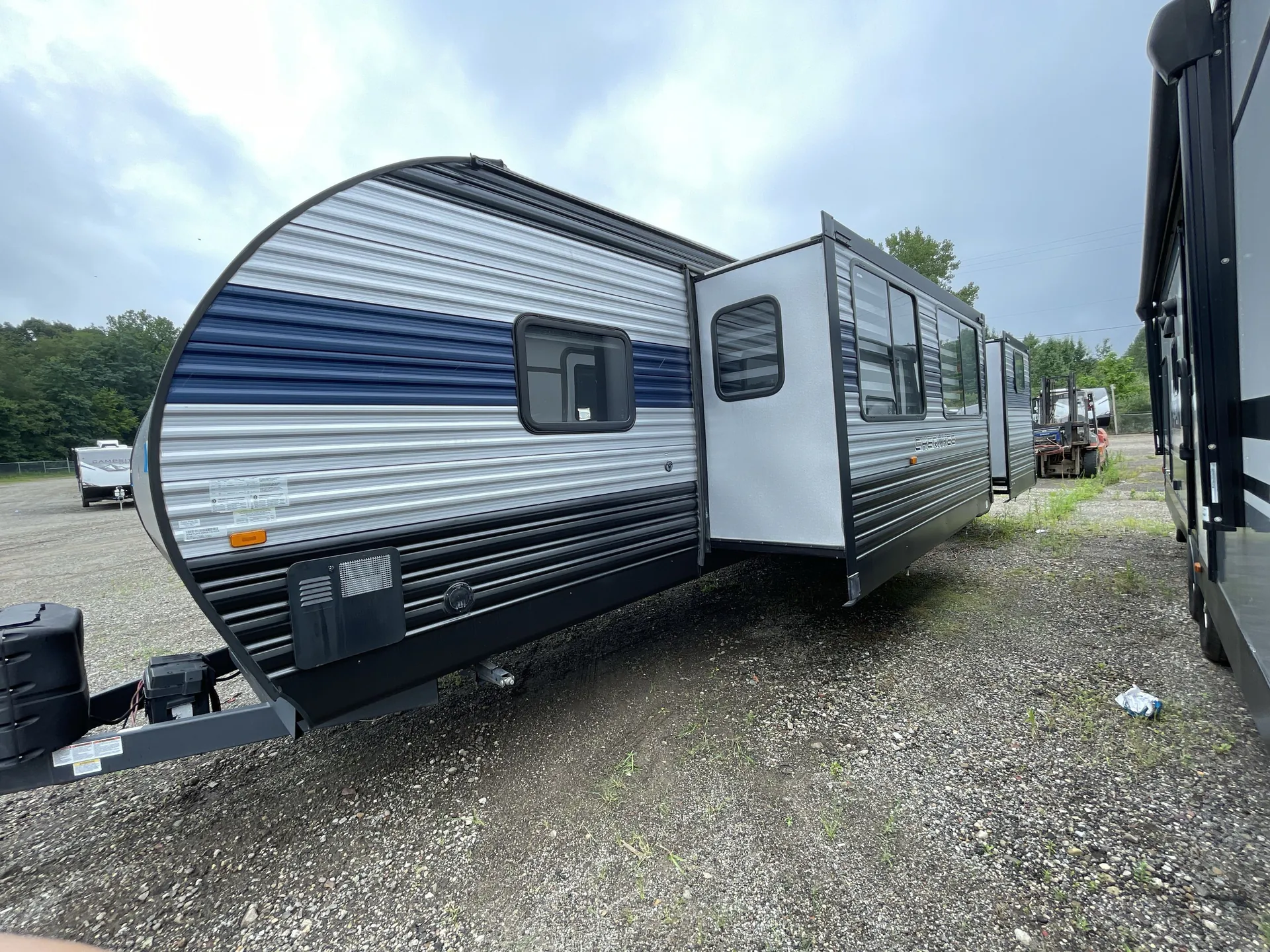 2022 Forest River Cherokee 294BH — off campside