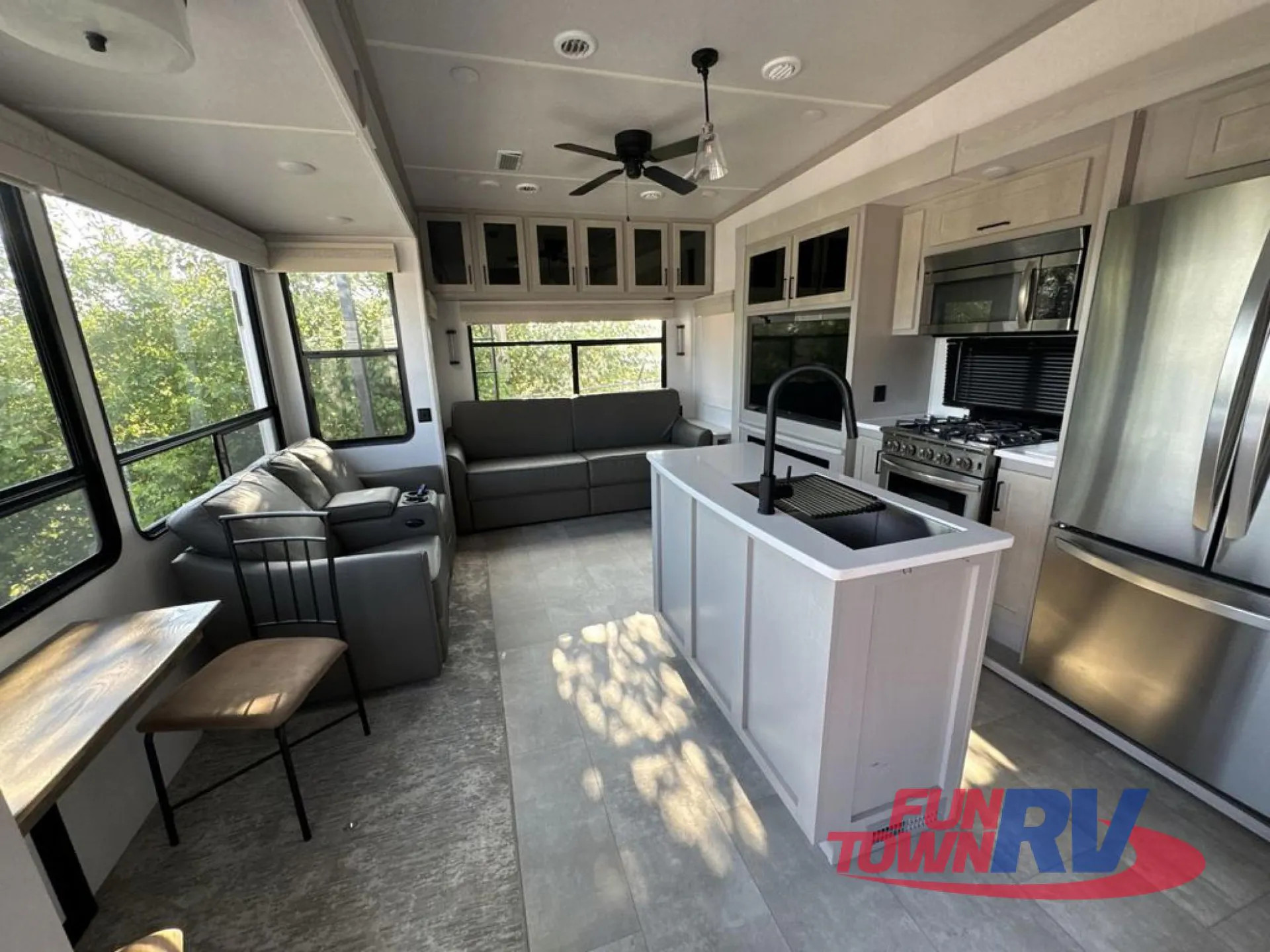 2022 Palomino Columbus 379MB dealer photo 8 from Fun Town RV