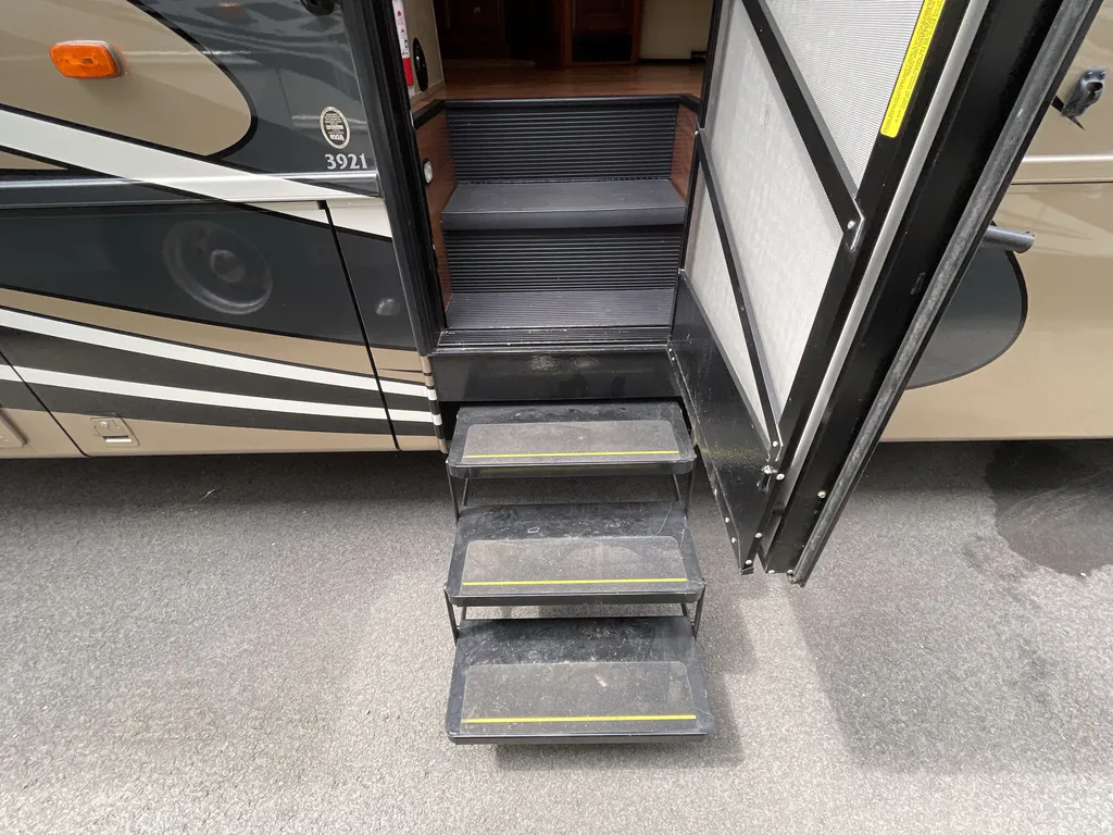 2016 Newmar Canyon Star 3921, Photos photo 28