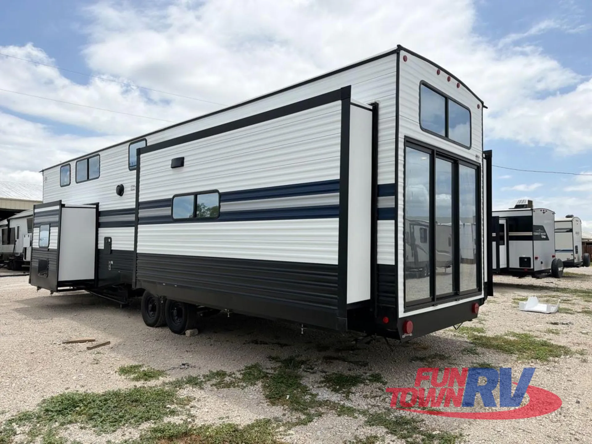 2027 Forest River Cherokee Timberwolf 39JM — Photo 6