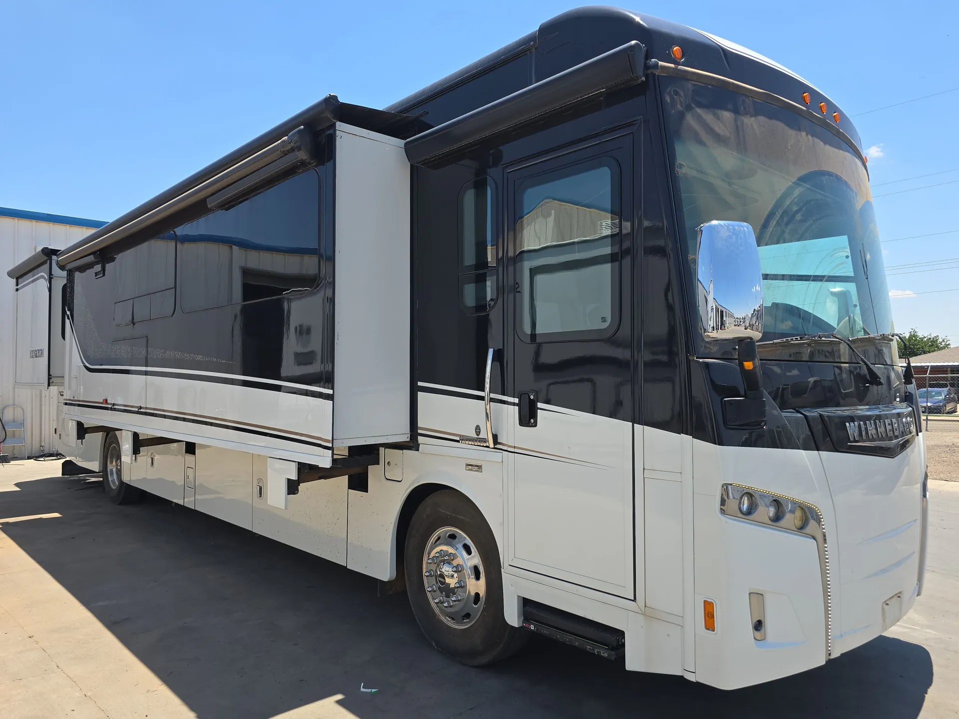 2018 Winnebago Horizon 40A - Photo 2