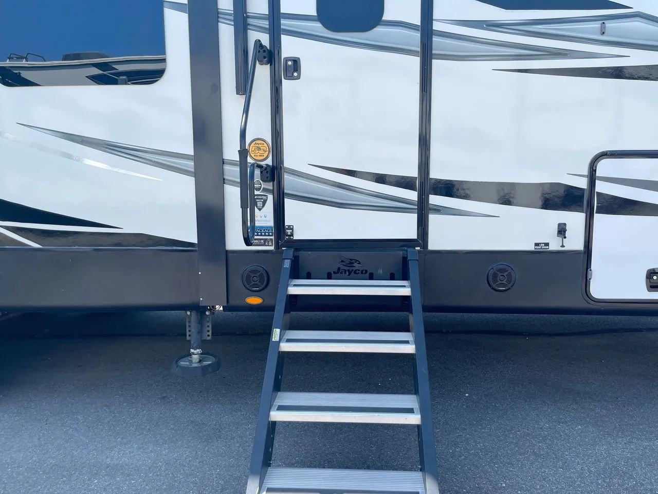 2019 Jayco Seismic Luxury Series 3512 - Photo 3