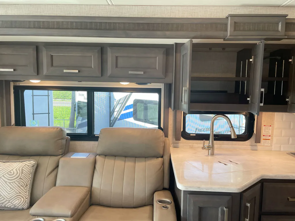 2023 Thor Motor Coach Challenger 35MQ, Photos photo 12