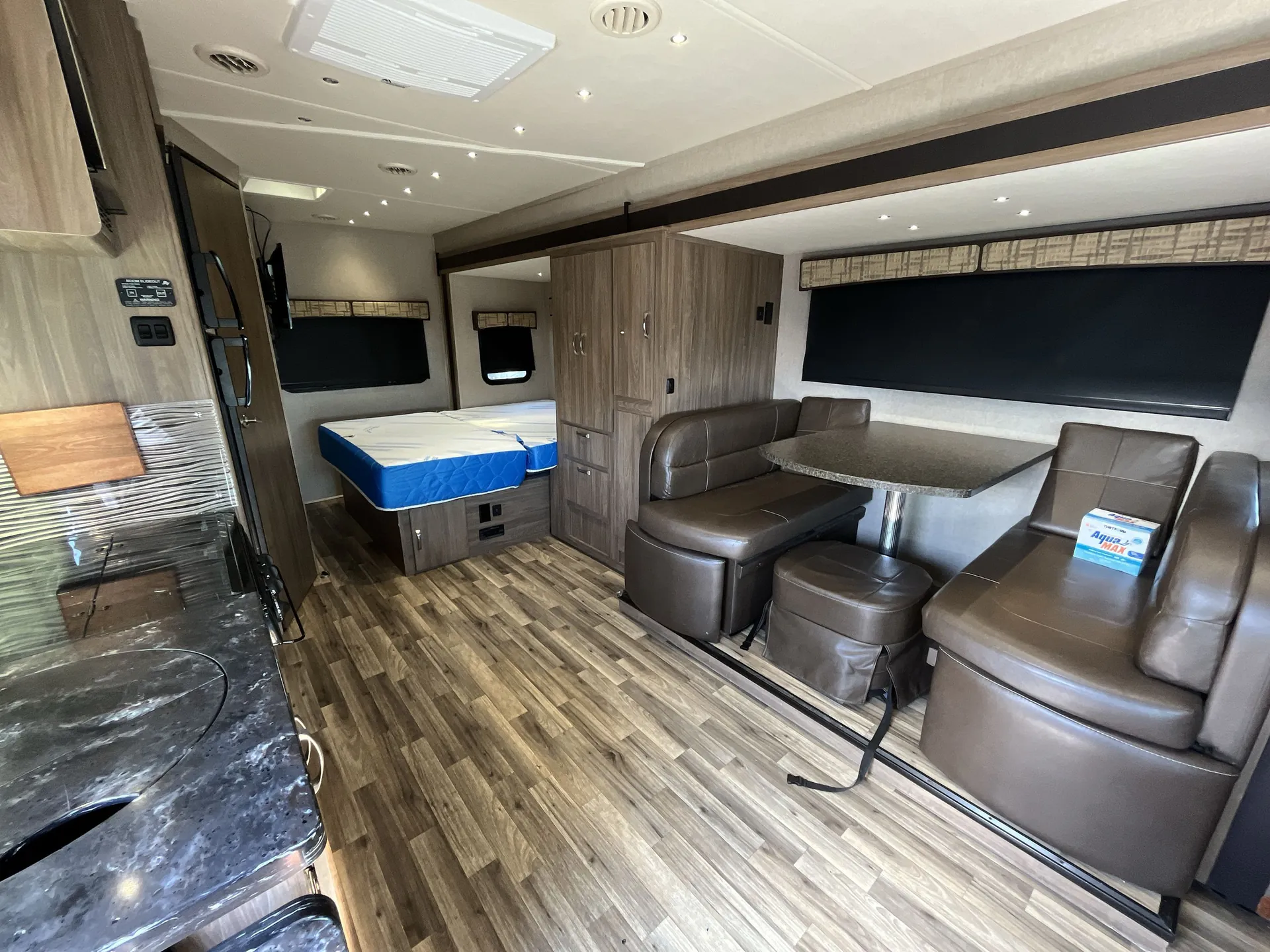 2018 Dynamax Corp Isata 3 24FW — living area main