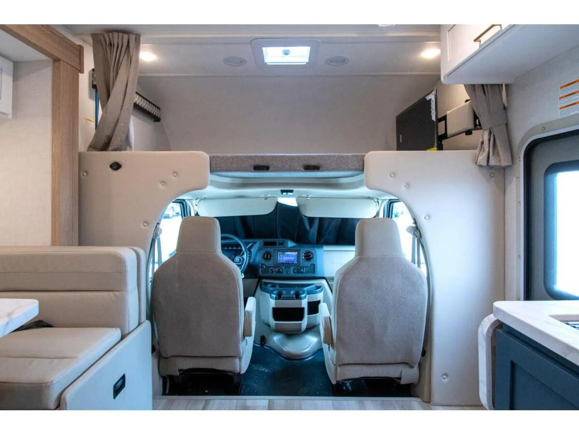 2027 Thor Motor Coach Geneva 25VZ - Photo 4