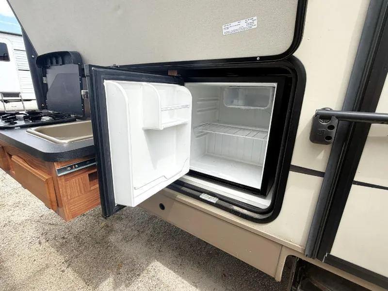 2016 Forest River Rockwood Signature Ultra Lite 8311WS - Photo 4