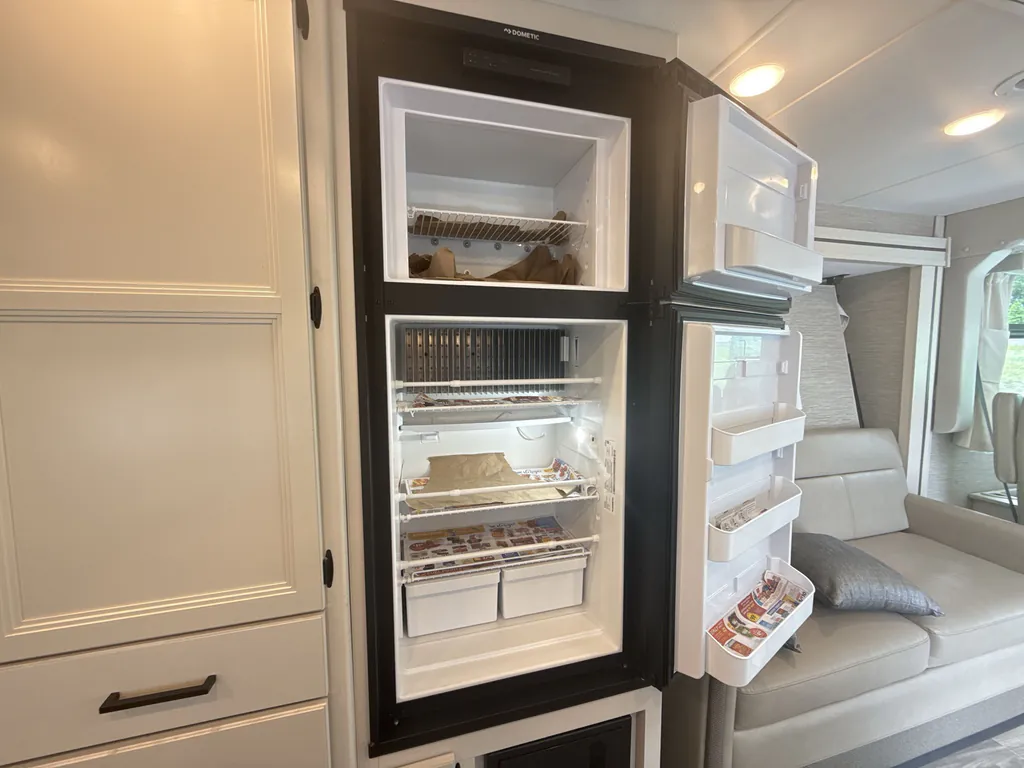 2023 Thor Motor Coach Vegas 24.3, Photos photo 8