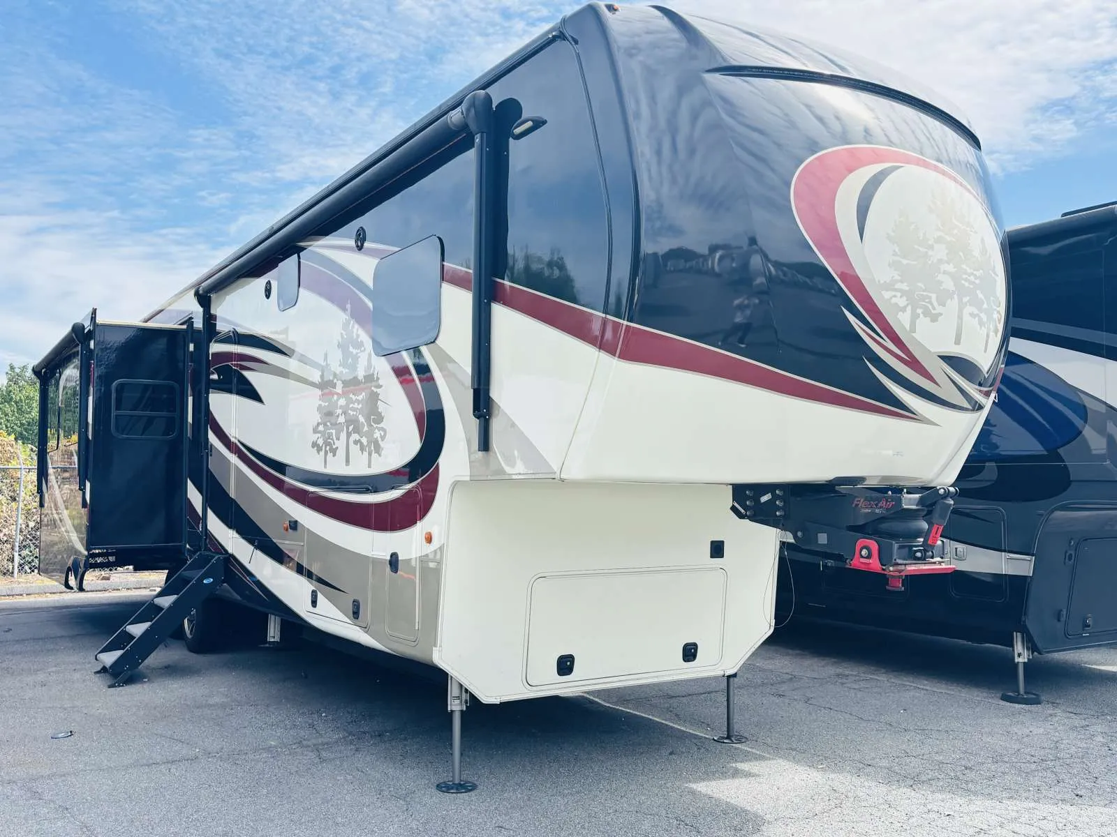 2019 CrossRoads Redwood 3961RK - Photo 2