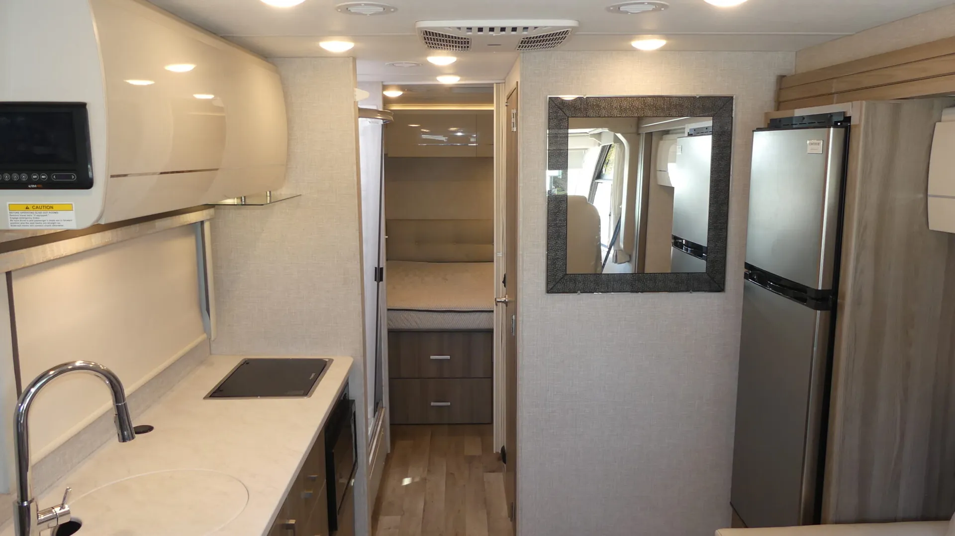 2025 Thor Motor Coach Axis 26.1 - Photo 2
