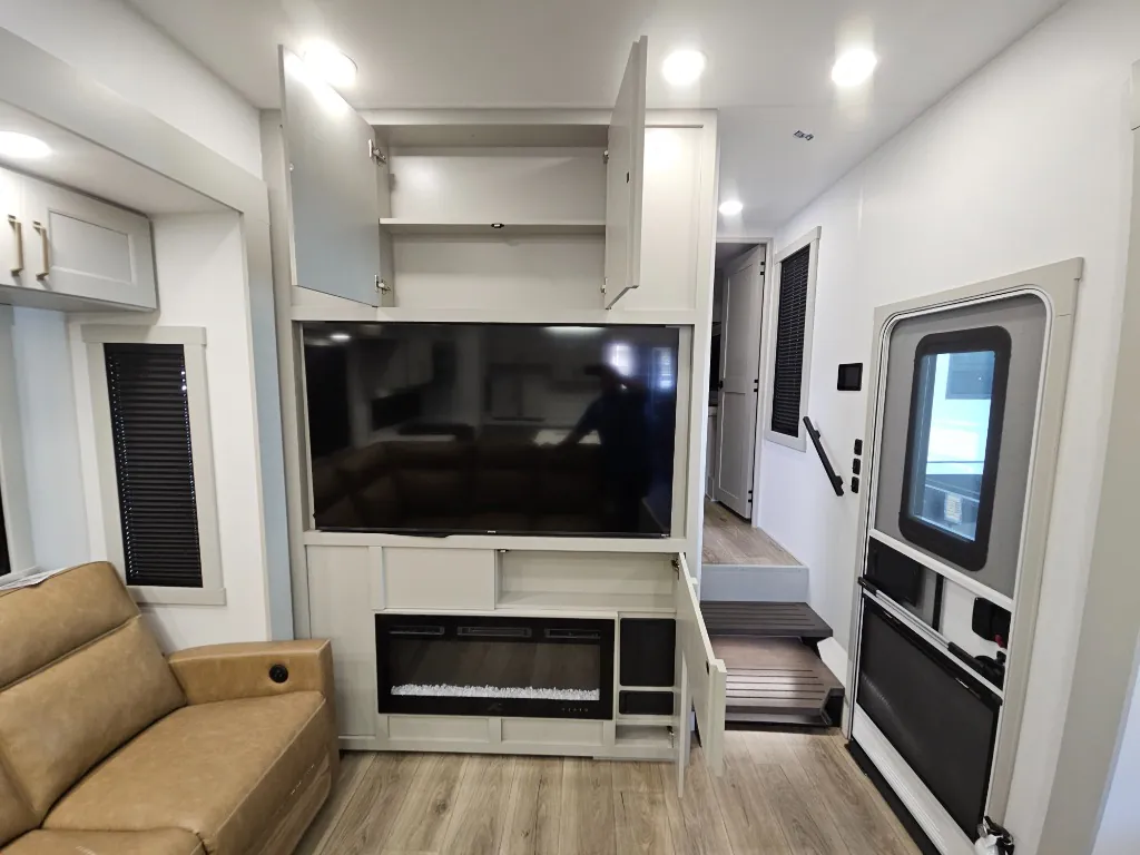 2026 Brinkley Model G 3950, Living area photo 6